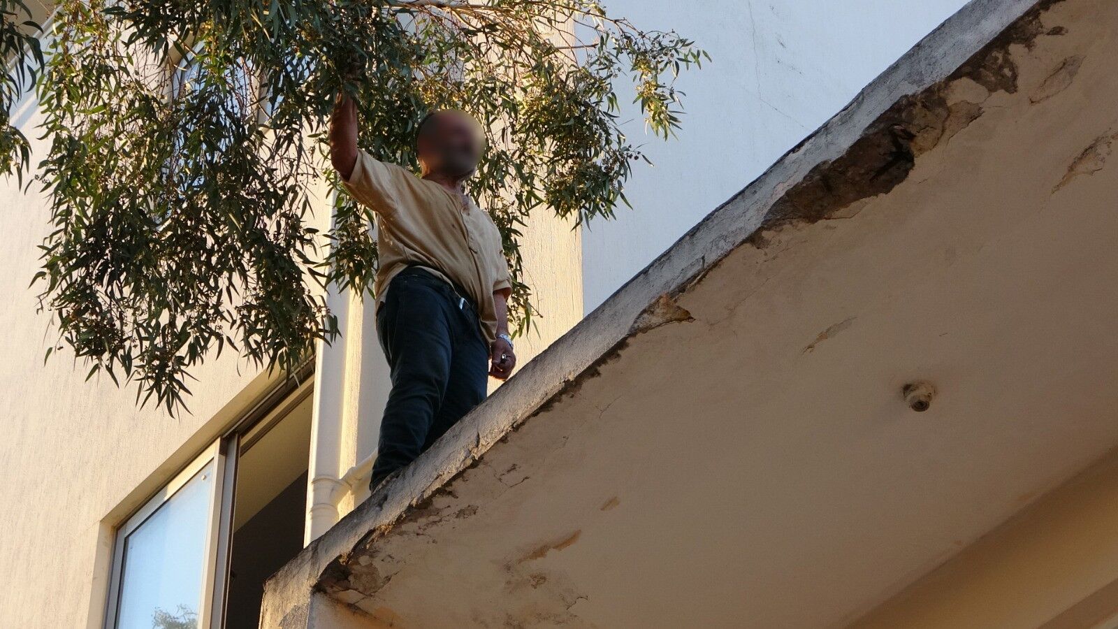 Çatıya Çıkıp Üzerine Benzin Döktü4