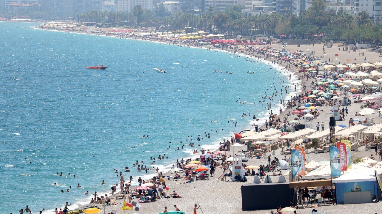 Antalya'da Bayram Tatilinin Son Gününde Vatandaşlar Konyaaltı Sahili’ne Akın Etti 1