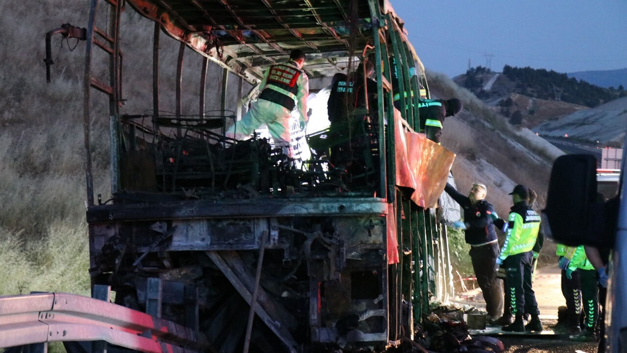 Denizli'de Antalya Otobüsü Alev Topuna Döndü 8 Ölü, 33 Yaralı 3
