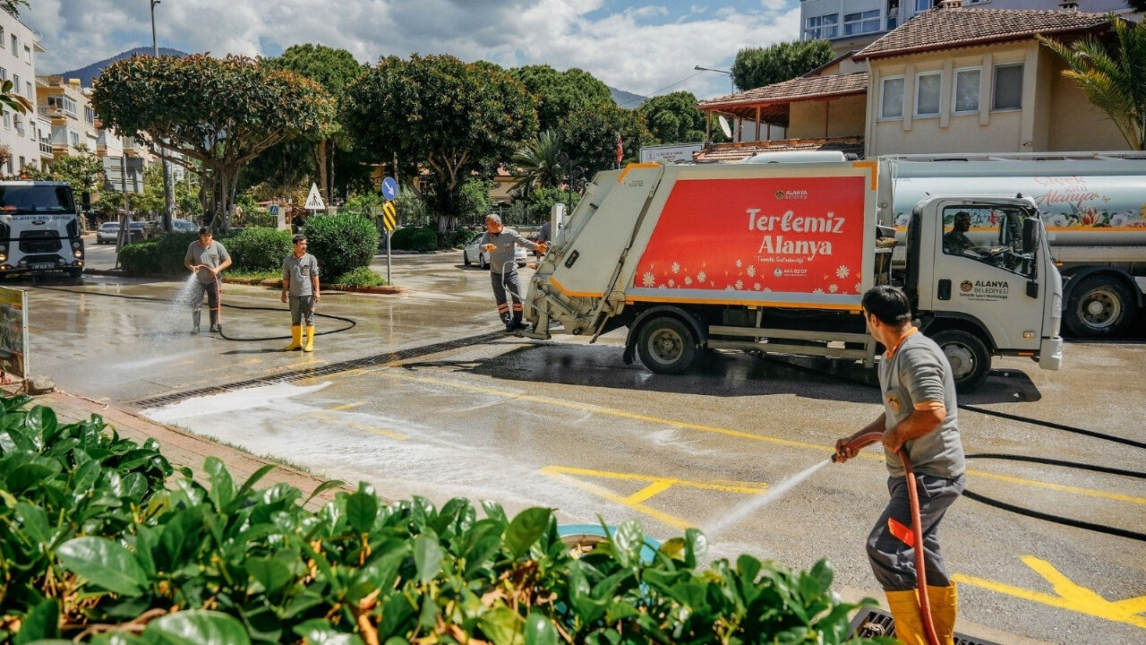 Temizlik Işleri Ekipleri Alanya’yı Bayrama Hazırlıyor