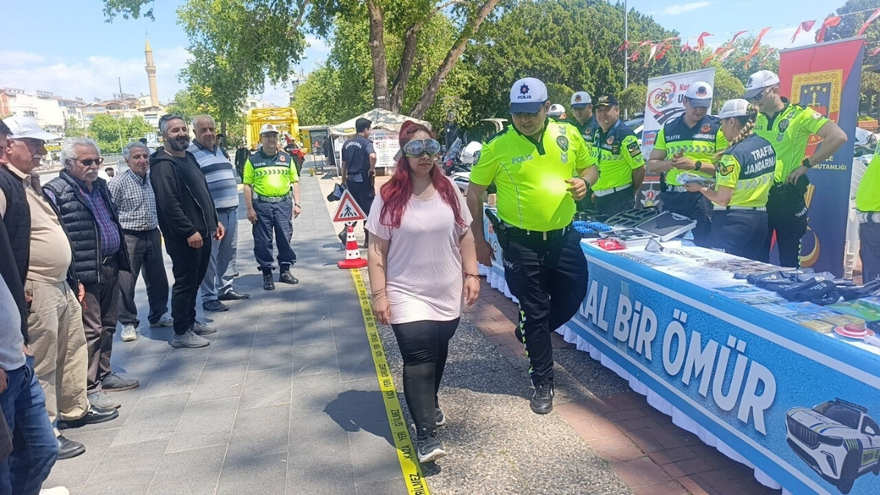 Trafik Haftası Etkinliklerinde Kurallara Uyan 3 Sürücüye Plaket Verildi