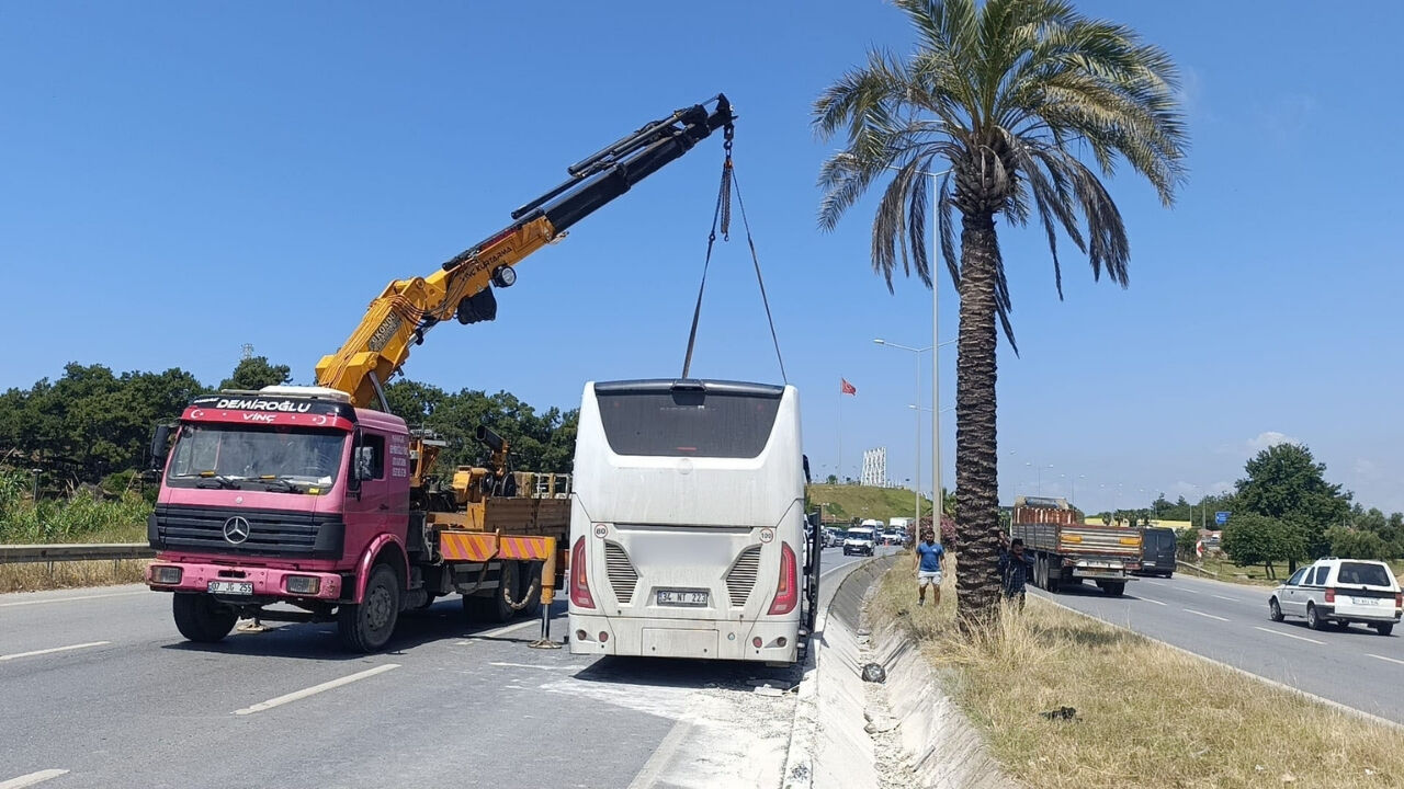 Otobüs Ağaca Çarptı
