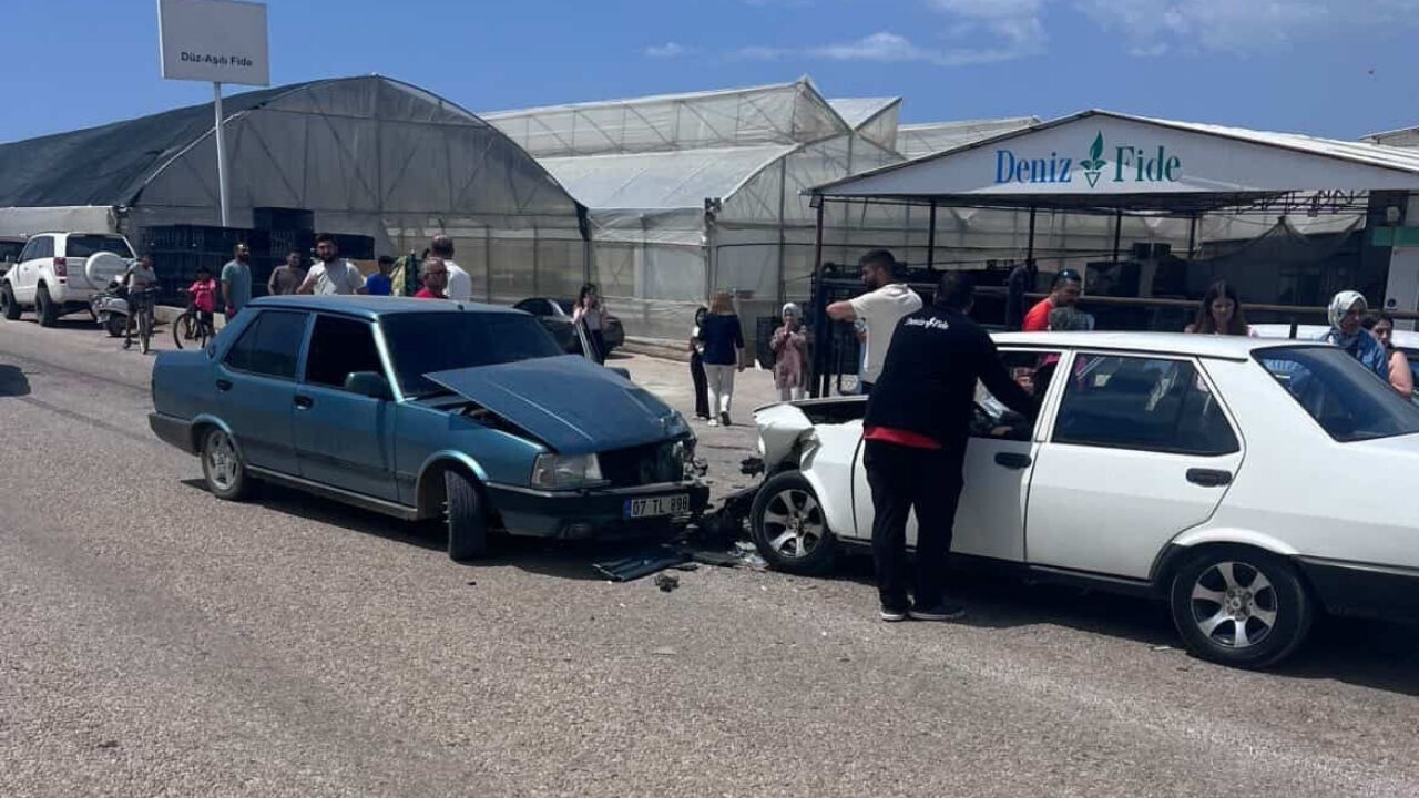 Otomobiller Kafa Kafaya Çarpıştı