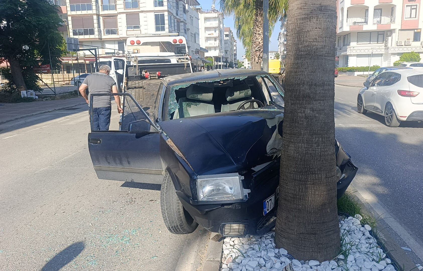 Antalya'da Palmiyeye Çarpan Otomobilde Can Pazarı3