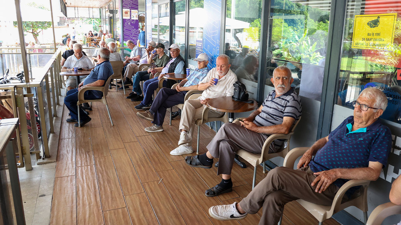 Emekliler Kahvesi Ucretsiz Cay Antalya7