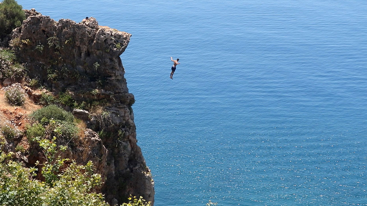Falezlerde Tehlikeli Atlayis Antalya4