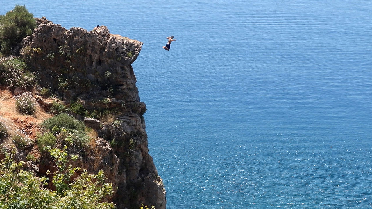 Falezlerde Tehlikeli Atlayis Antalya5