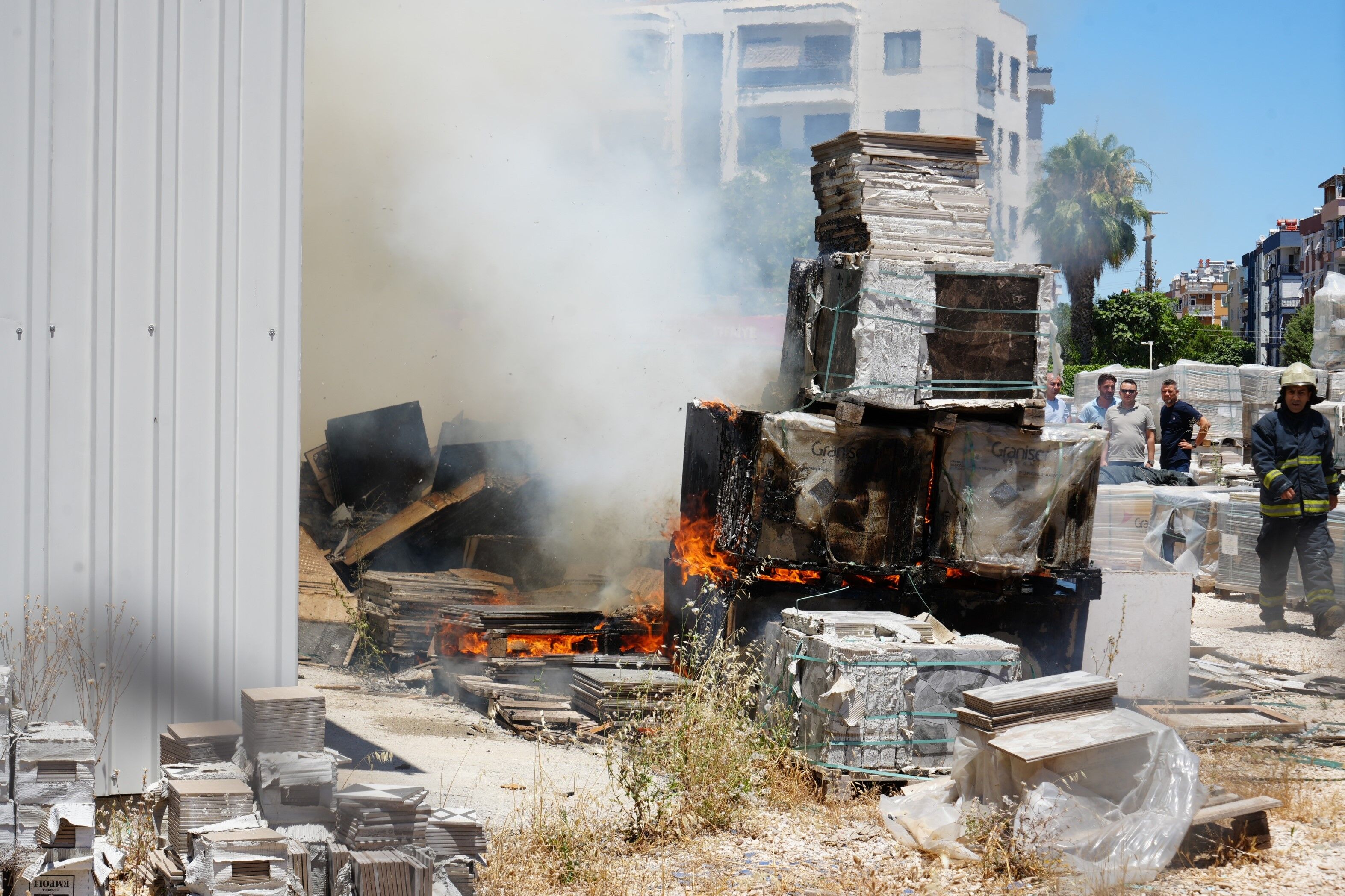 Muratpasa Kiziltoprak Mahallesi Antalya Yangin1