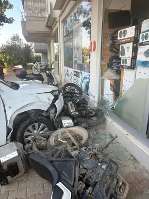 Serik Arac Isyerine Çarpti Antalya2.Jpg