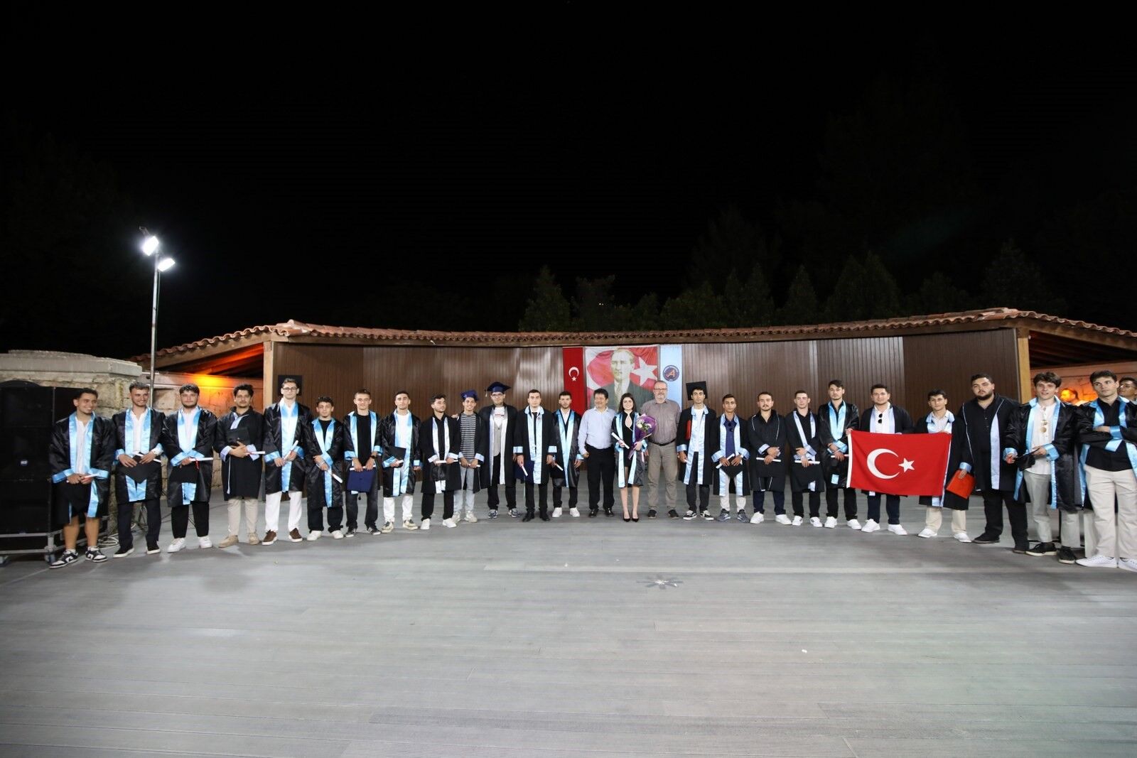 Tek Kiz Ogrenci Olarak Mezun Oldu.antalya1