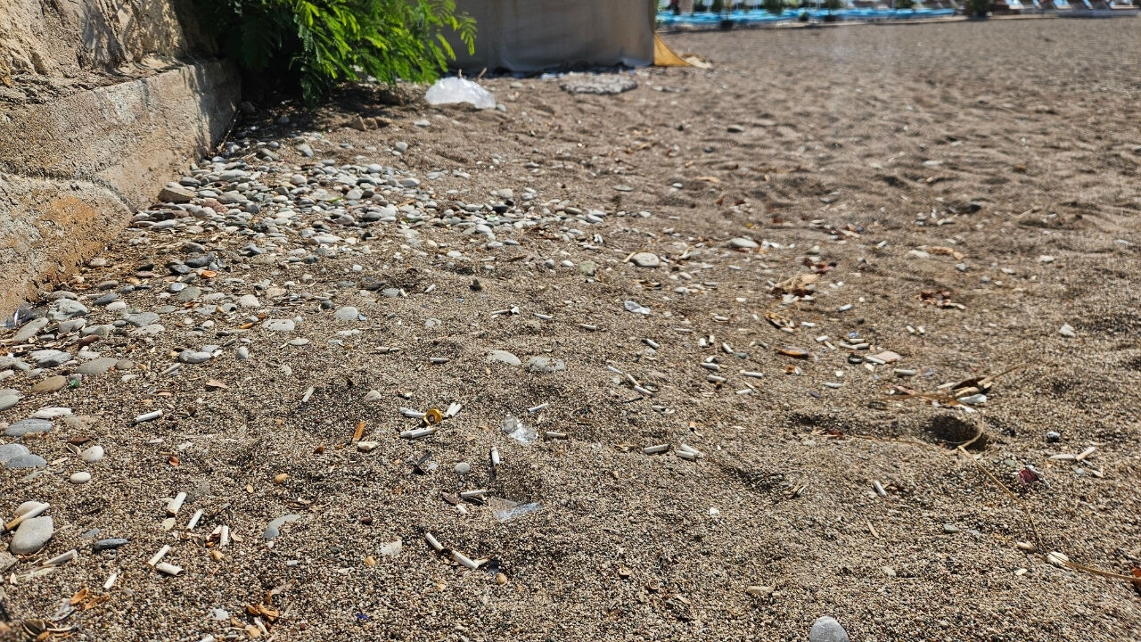 Izzet Ünlü Antalya Sahil Sigara2