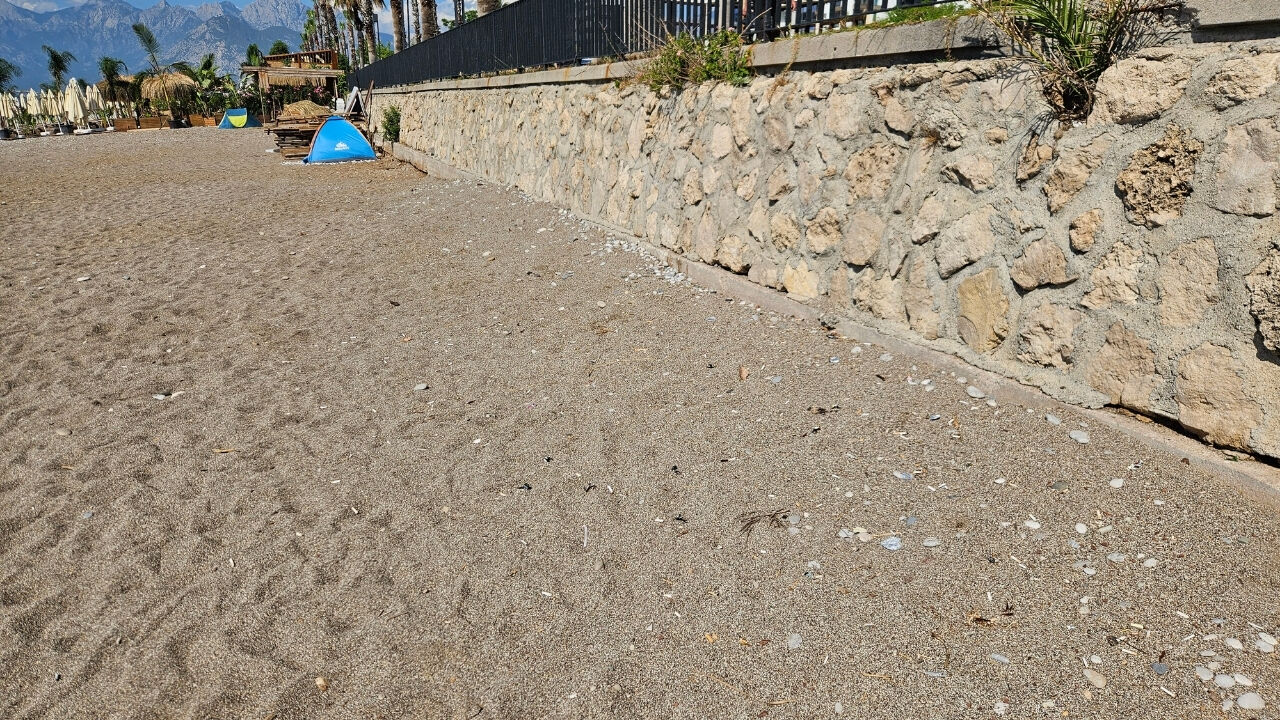 Izzet Ünlü Antalya Sahil Sigara3