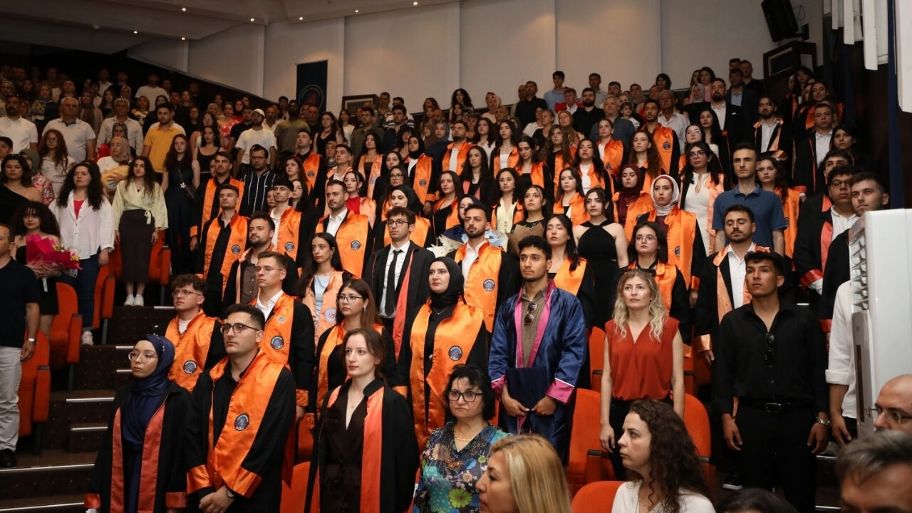 Akdeniz Üniversitesi'nde Bilimin Işığında Mezuniyet-1