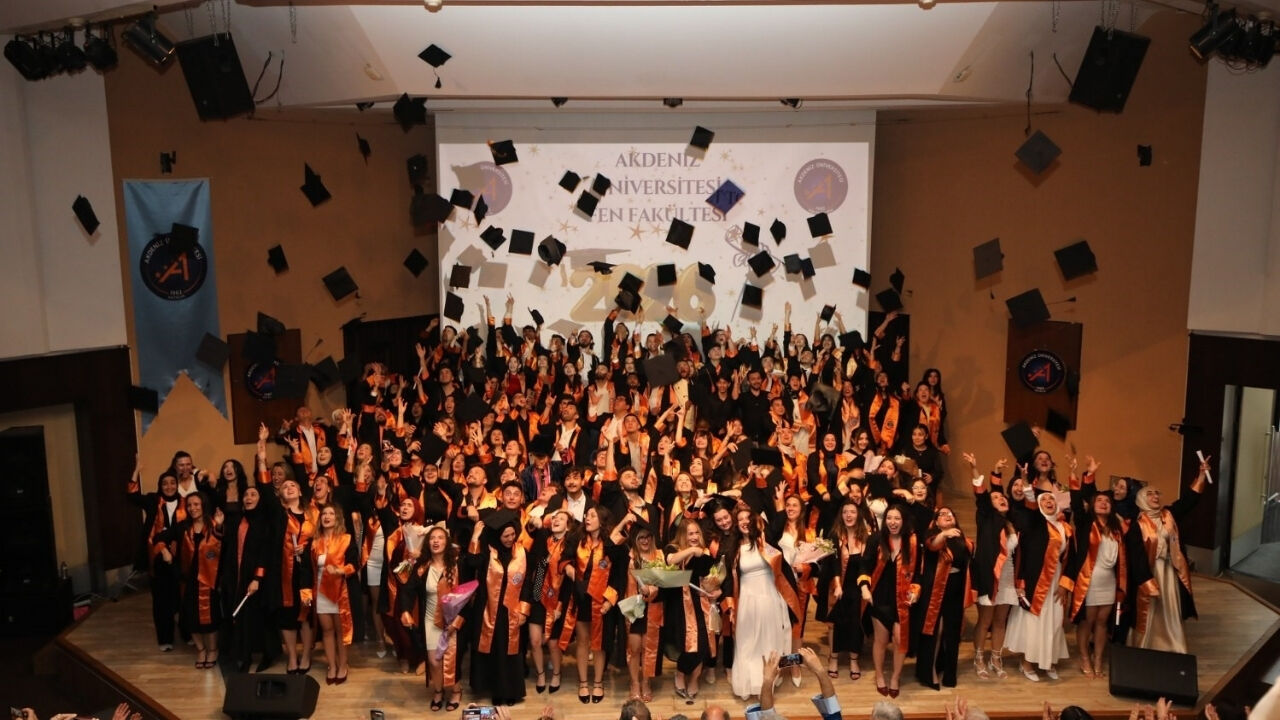 Akdeniz Üniversitesi'nde Bilimin Işığında Mezuniyet