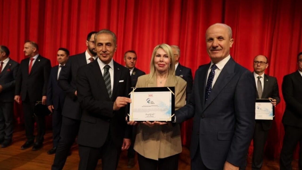 Akdeniz Üniversitesi'ne “Spor Dostu Kampüs” Unvanı-1