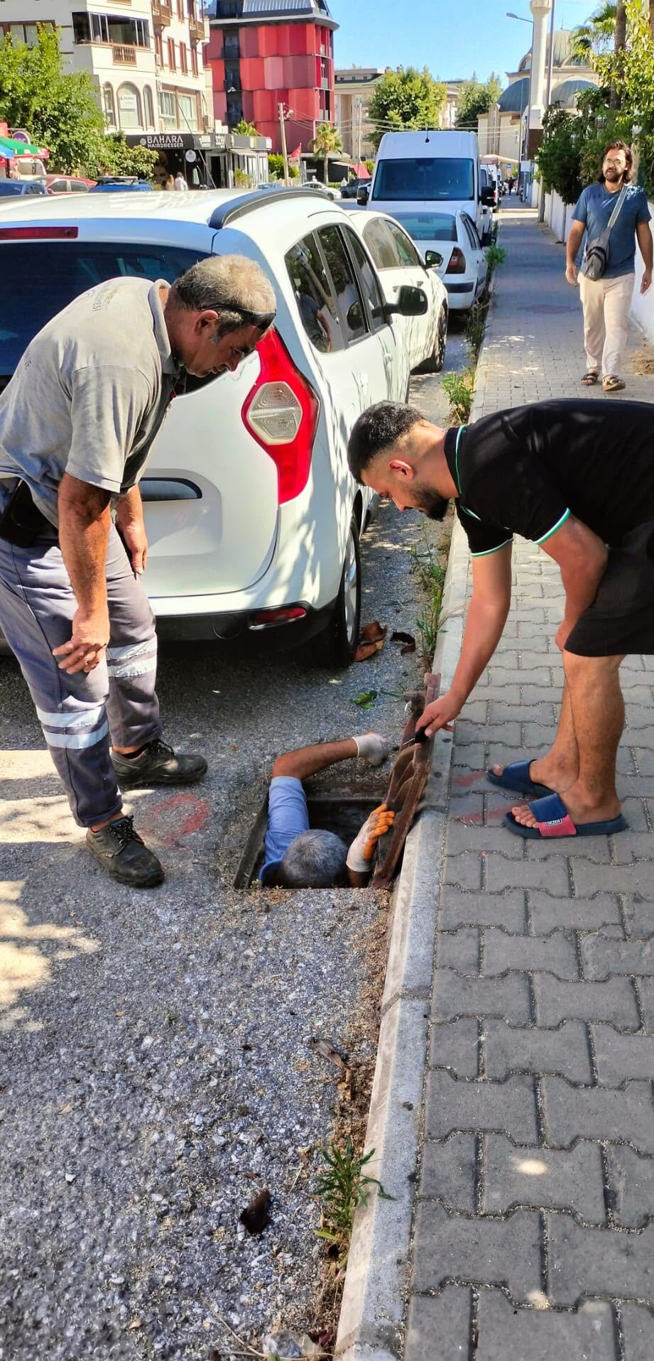 Alanya Kanalizasyon Antalya Kedi Kurtarildi3