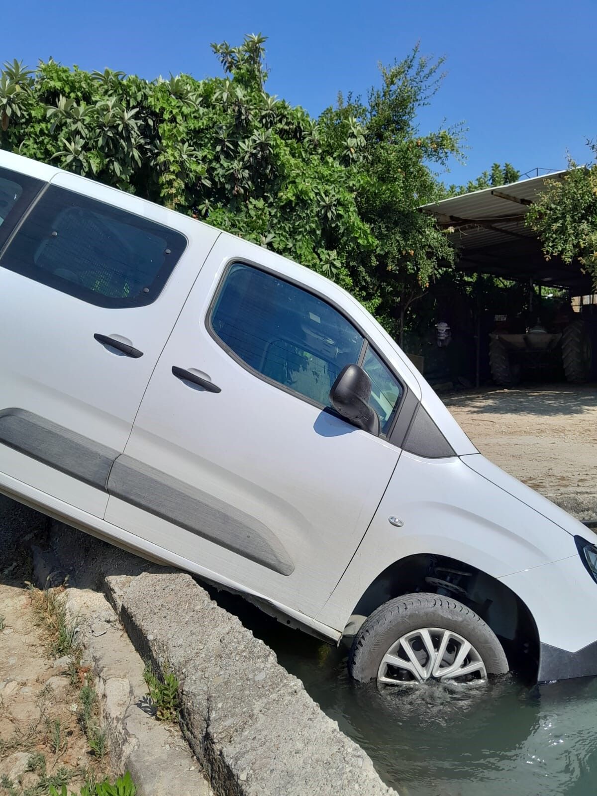Antalya Hafif Ticari Arac Sulama Kanalina Dustu3
