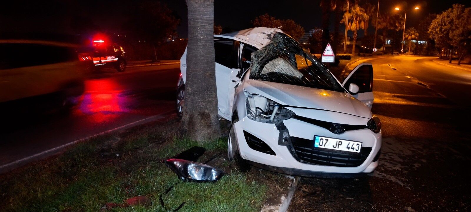 Arac Palmiyeye Carpti Yarali Antalya2