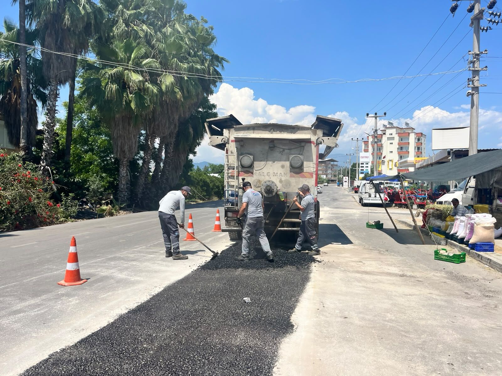 Finike De Yollar Yenileniyor, Bordürler Boyanıyor (1)