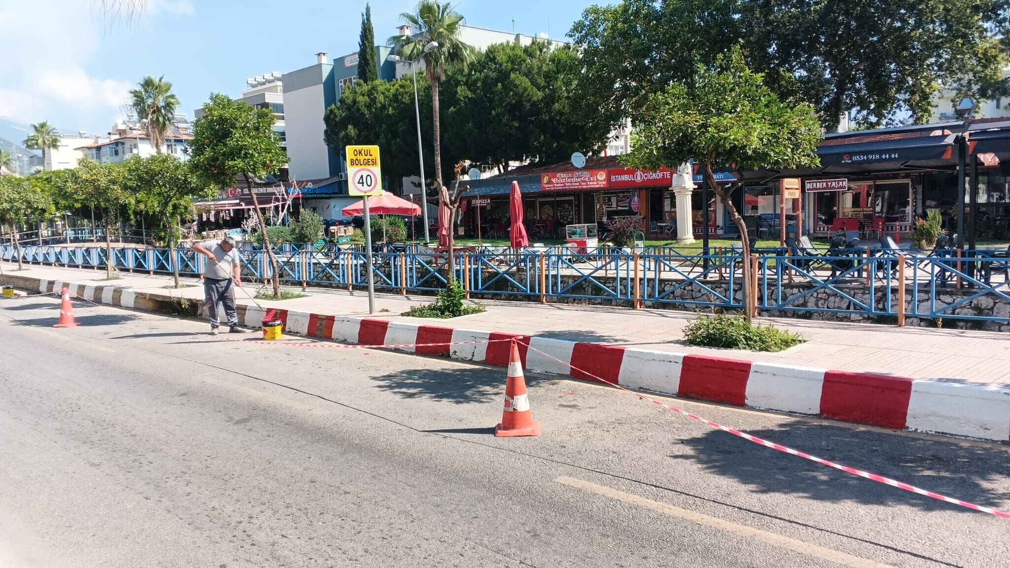 Finike De Yollar Yenileniyor, Bordürler Boyanıyor (2)