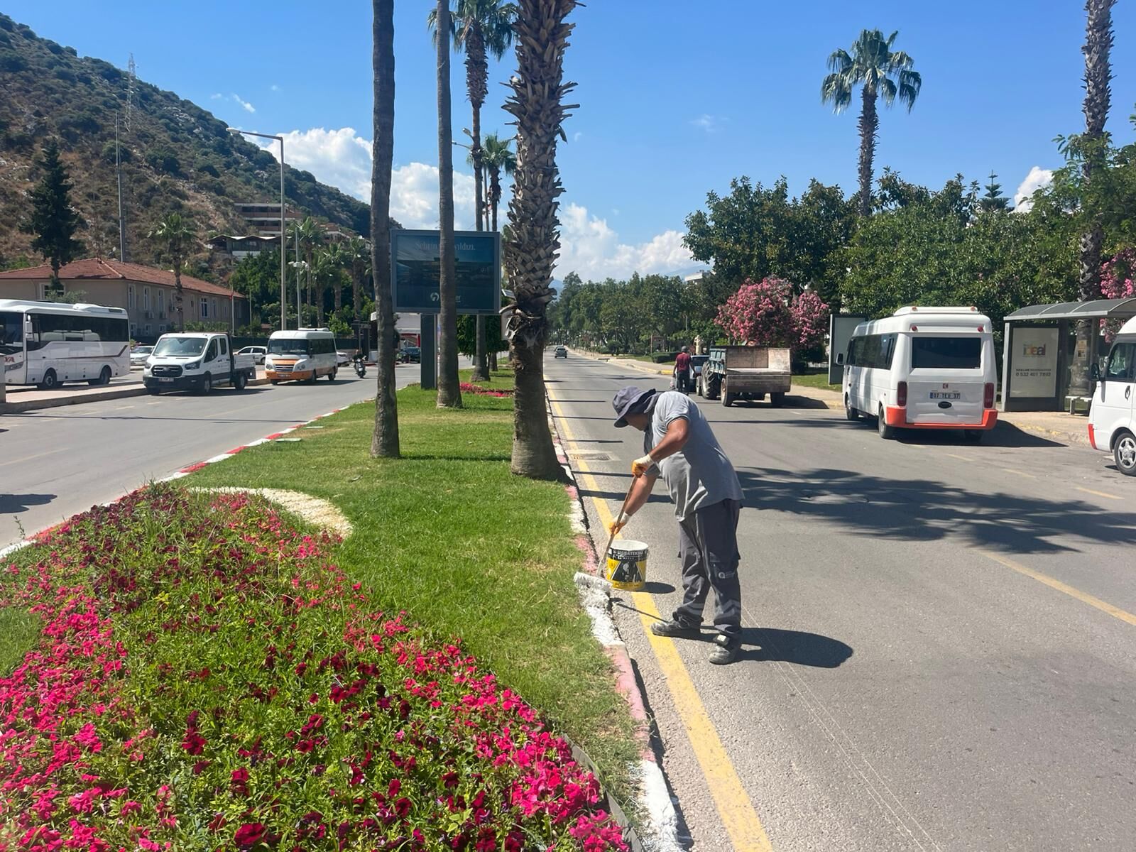 Finike De Yollar Yenileniyor, Bordürler Boyanıyor (3)