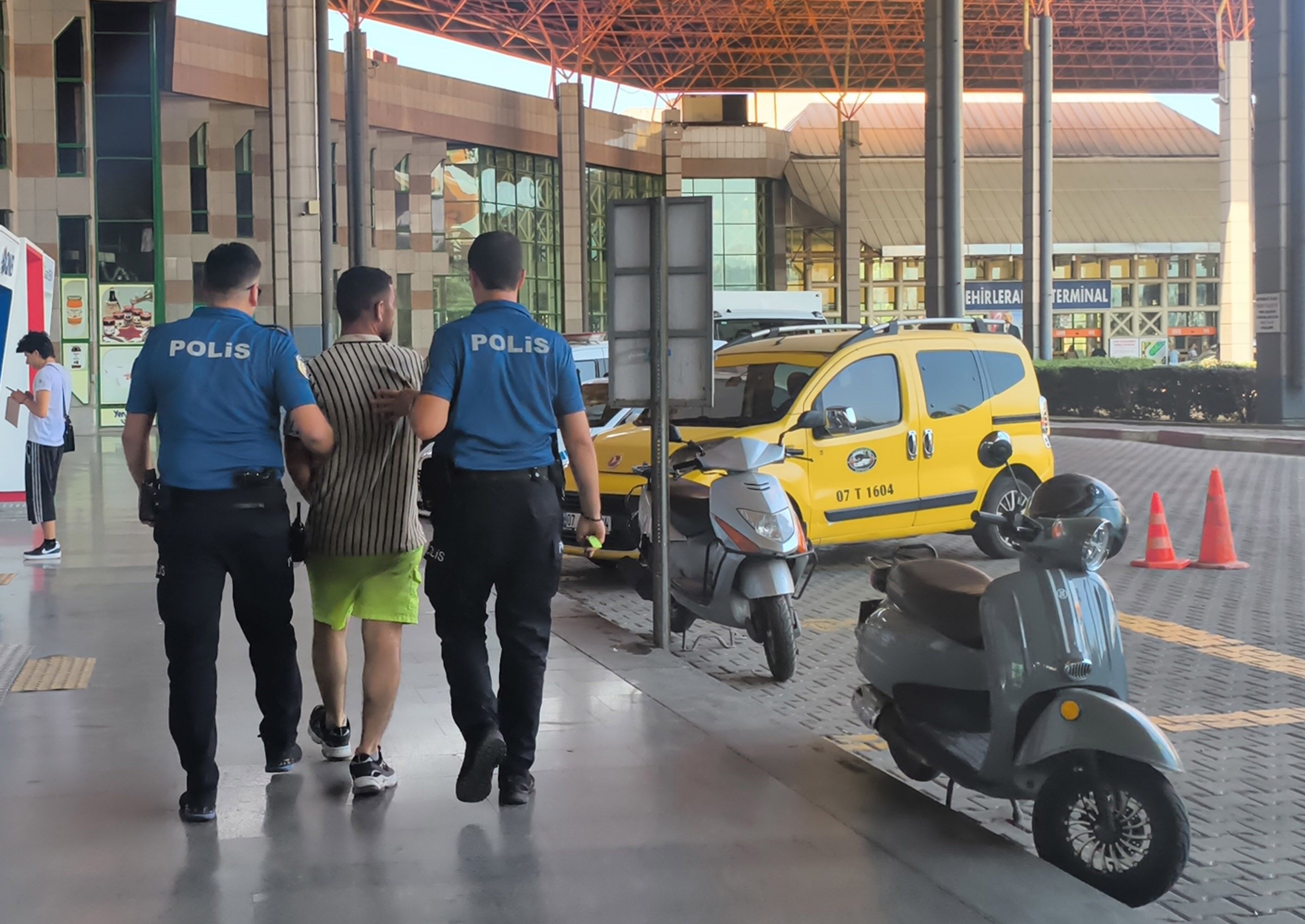 Guvenlik Gorevlisi Bicakla Yaralandi Antalya2