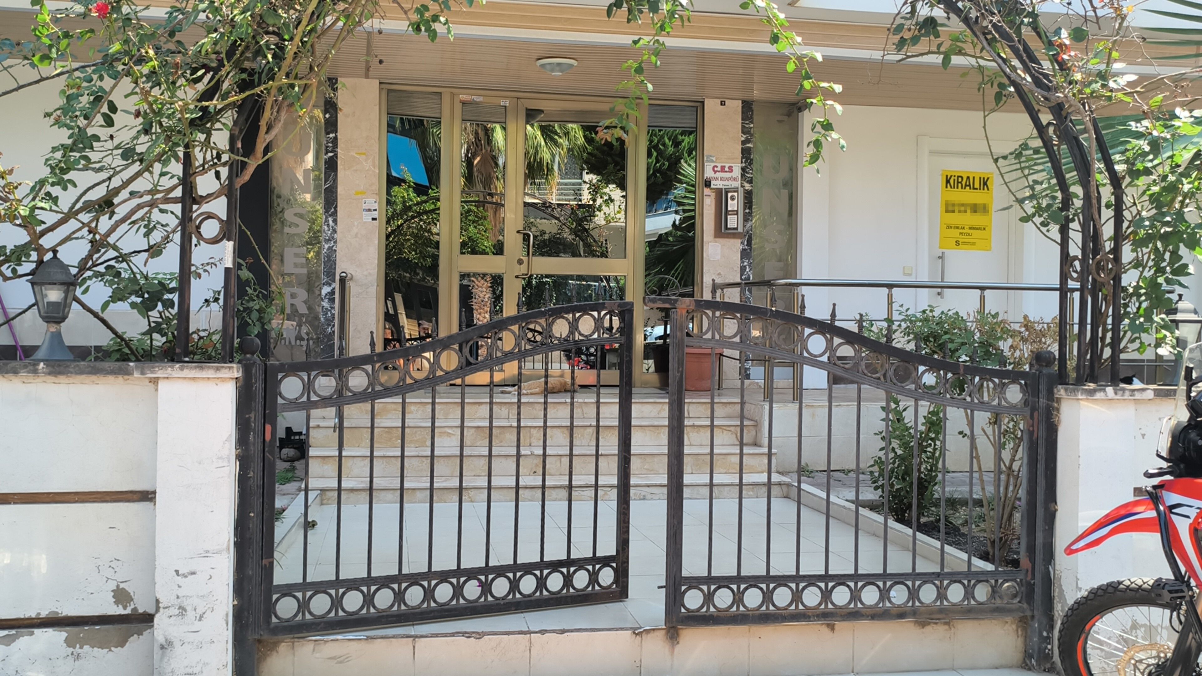 Hurma Mahallesi Araci Uzerine Surdu Antalya6