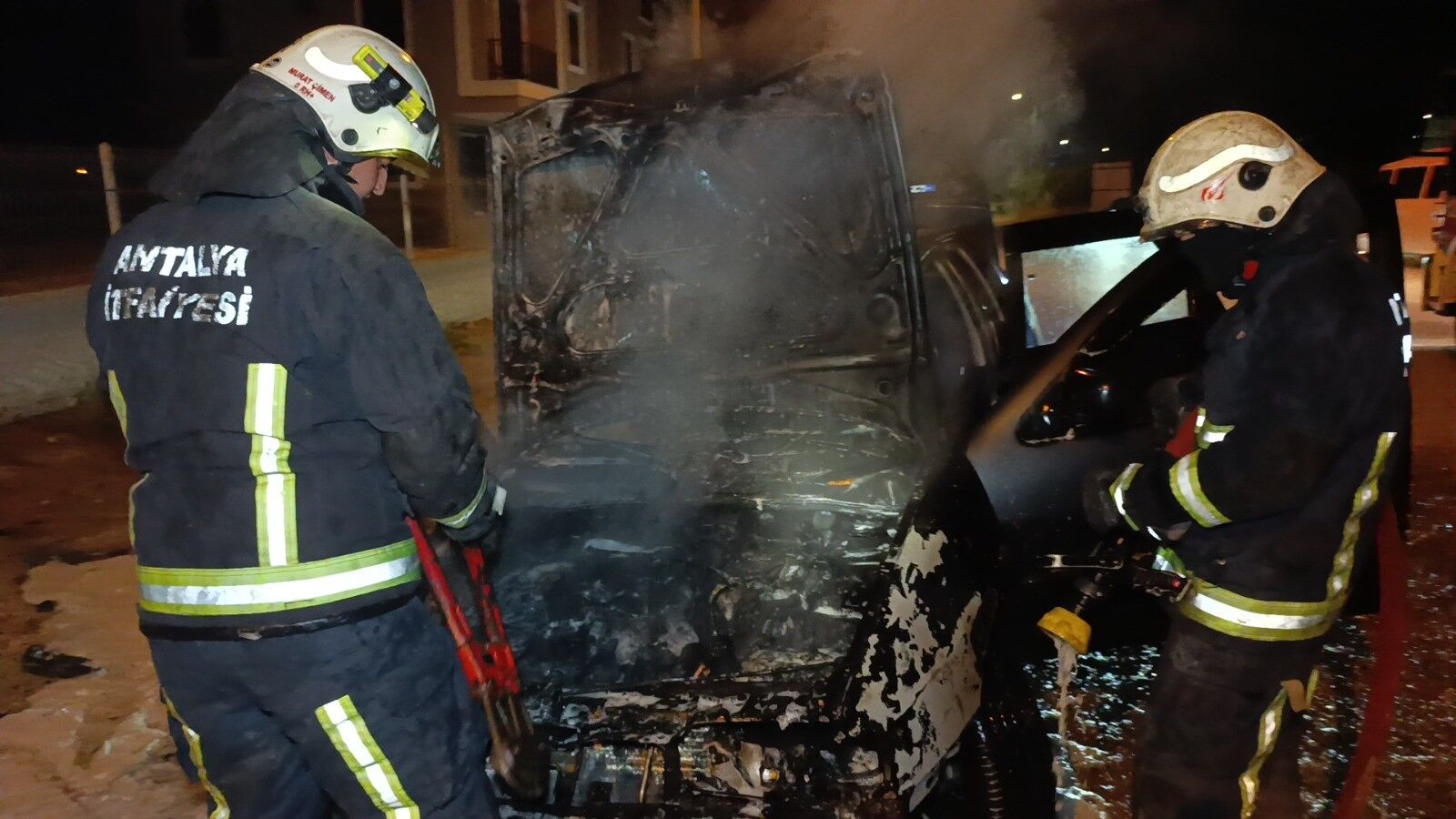 Ilica Mahallesi Otomobil Antalya Yangin3