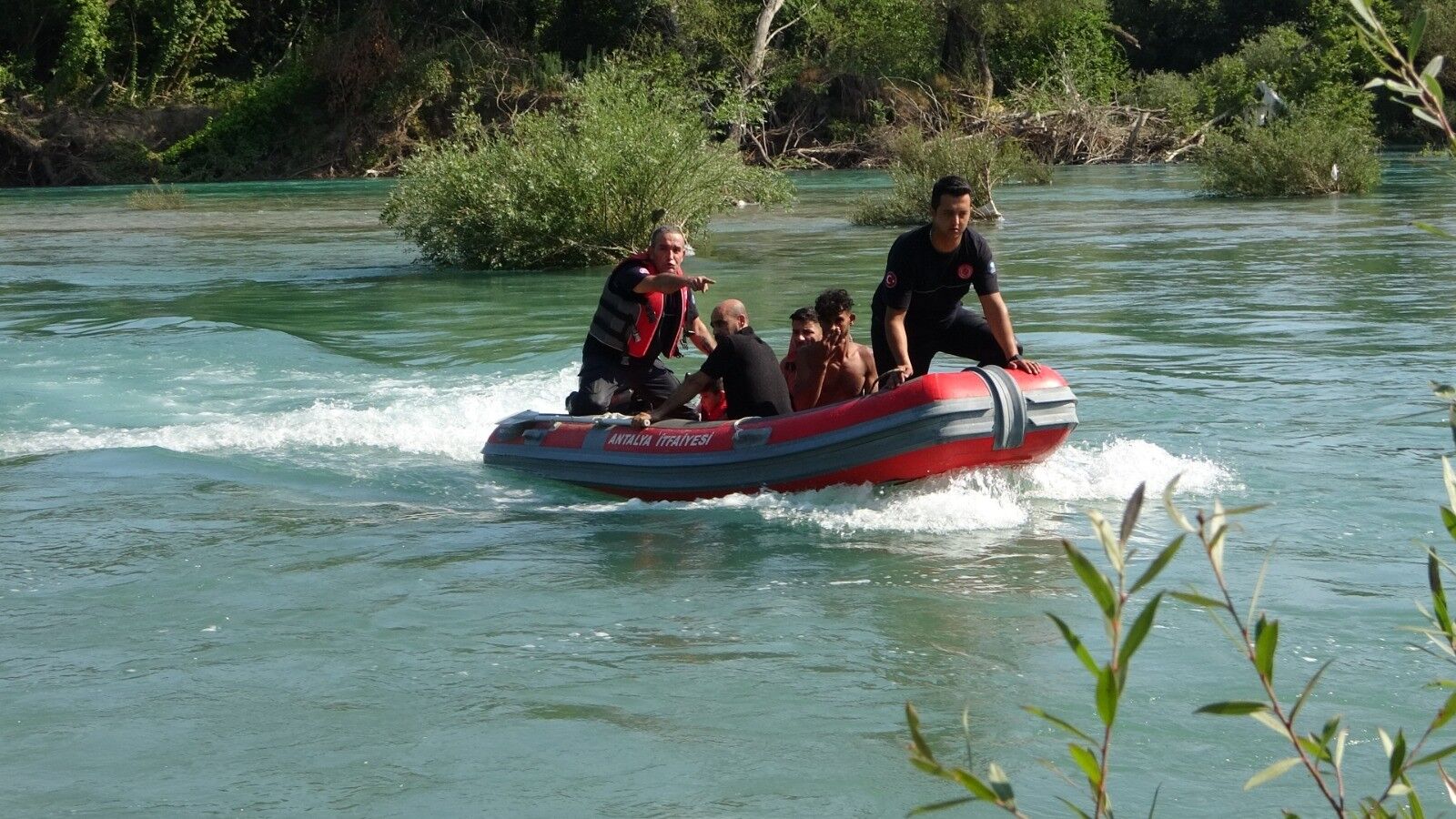 Manavgat Irmagi Antalya Adacik Mahsur Kaldilar1