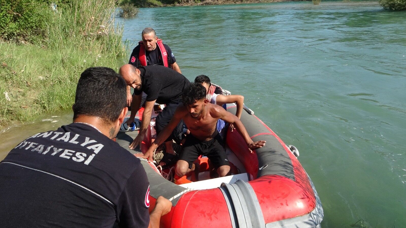 Manavgat Irmagi Antalya Adacik Mahsur Kaldilar3