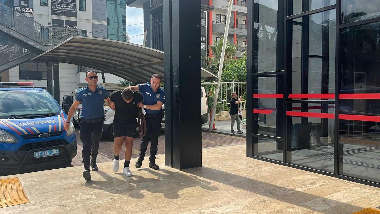 Polis Hakaret Serbest Birakildi Antalya1