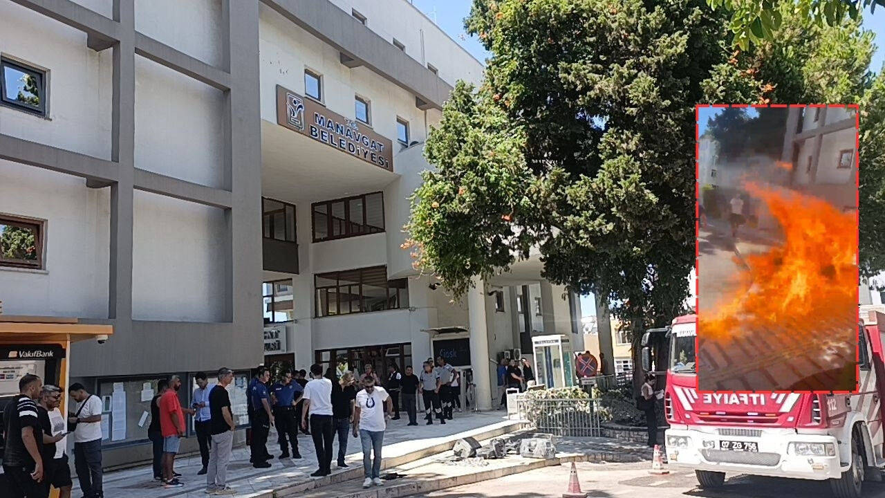 Belediye Önünde Yandı