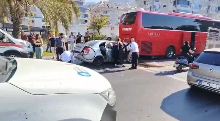 Alanya Otobus Otomobil Kaza Yarali4