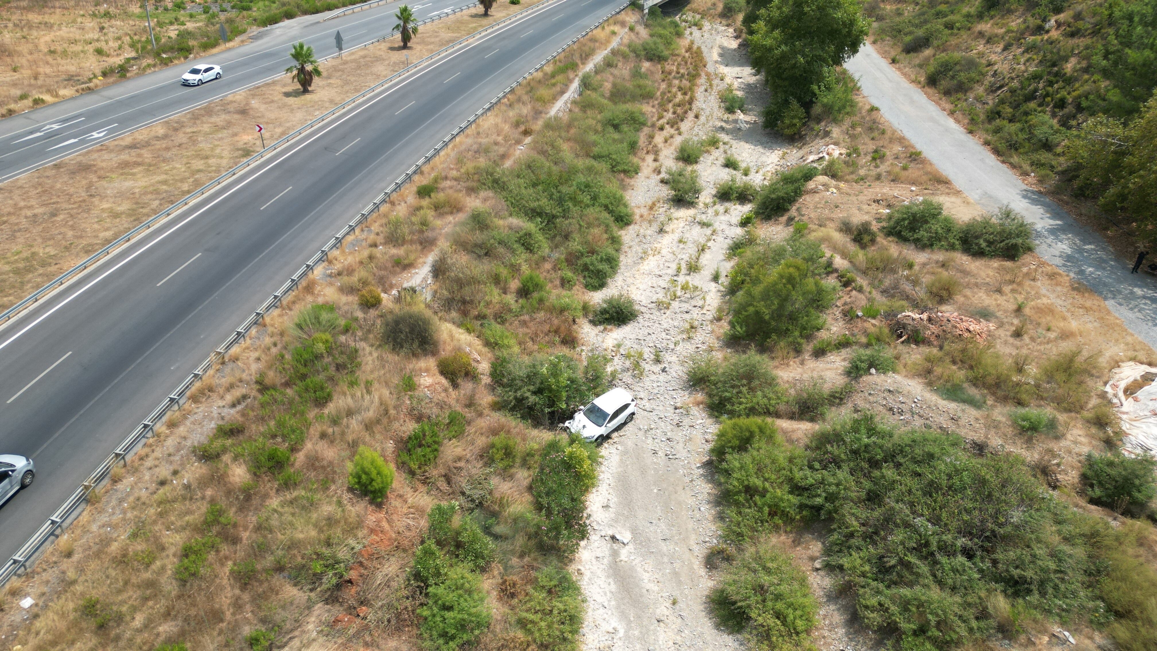 Gazipasa Dereye Ucan Otomobil Antalya3