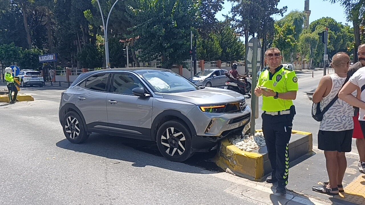 Manavgat Refuje Carpan Otomobil Kaza4