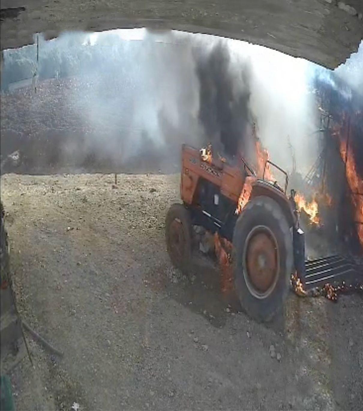 Serik Traktor Alev Aldı