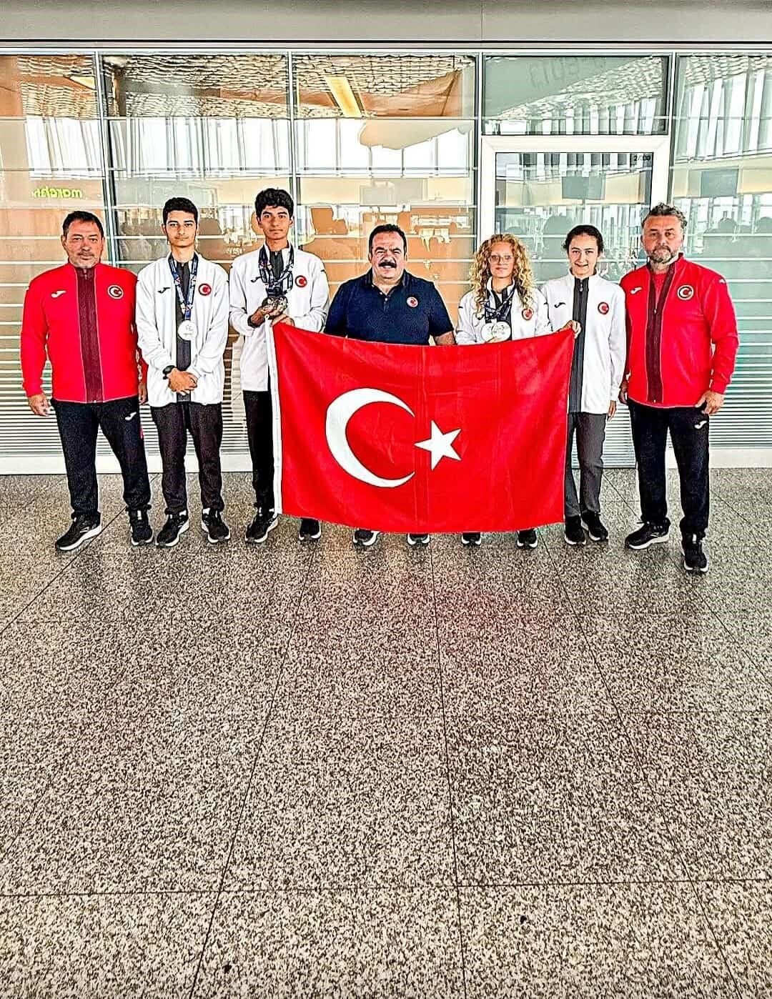 Zeynepsu Yunlu Tenis Gumus Madalya Avrupa4