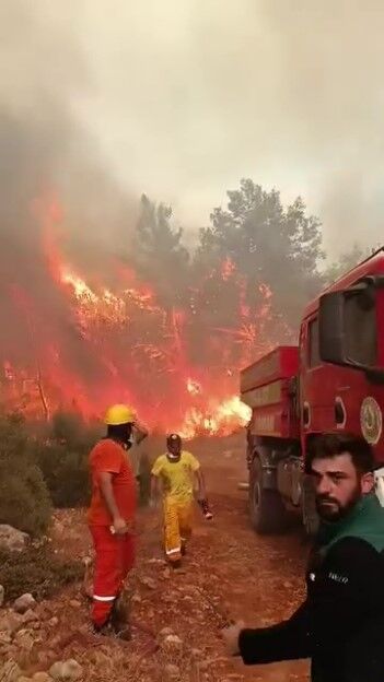Antalya Ekipler Alevlerin Arasinda Kaldi