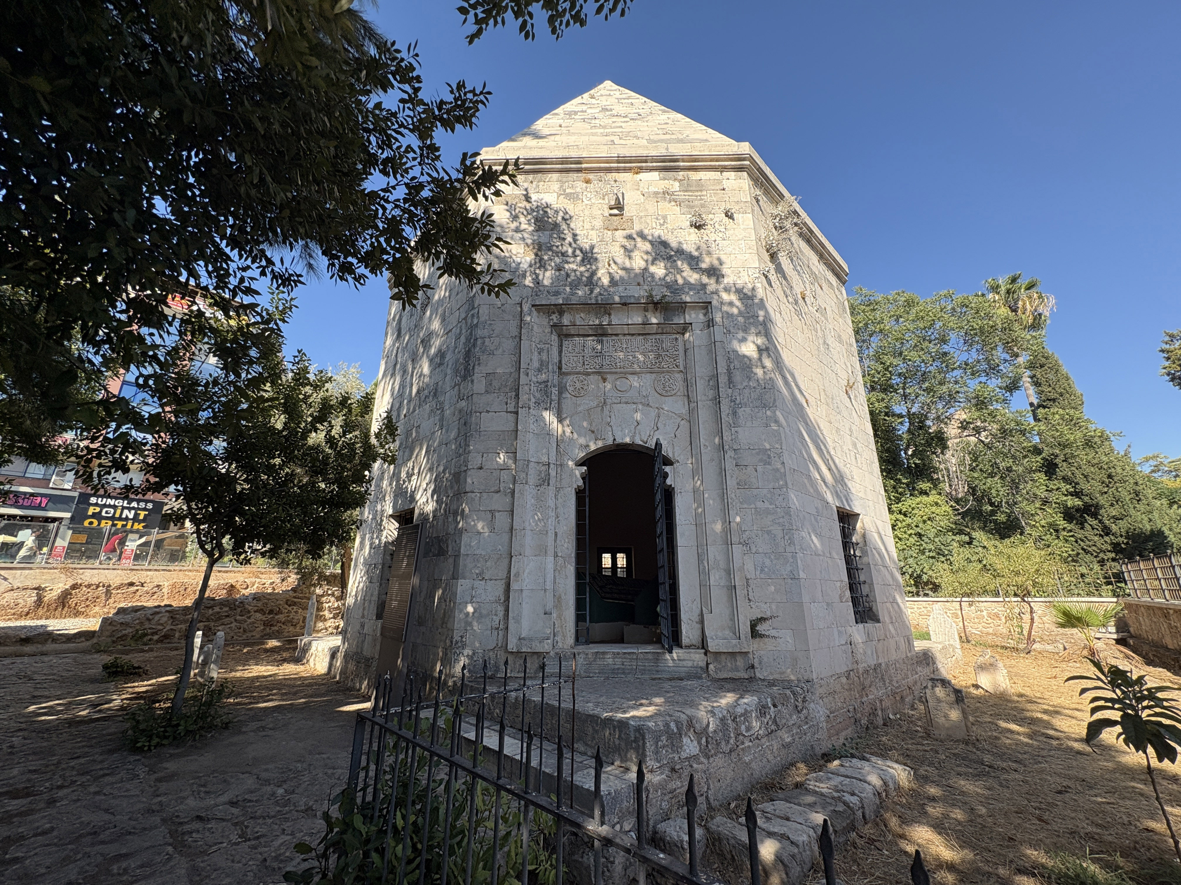 Antalya Zincirkiran Mehmet Bey Turbesi