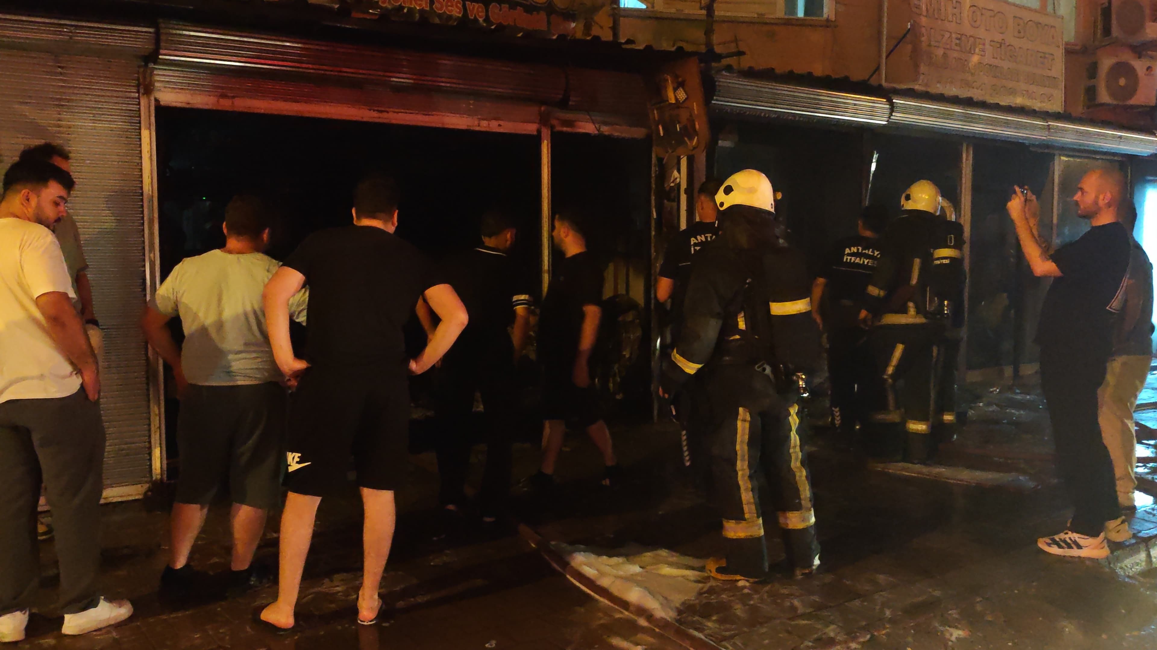 Kepez Sutculer Iki Isyeri Yangini5