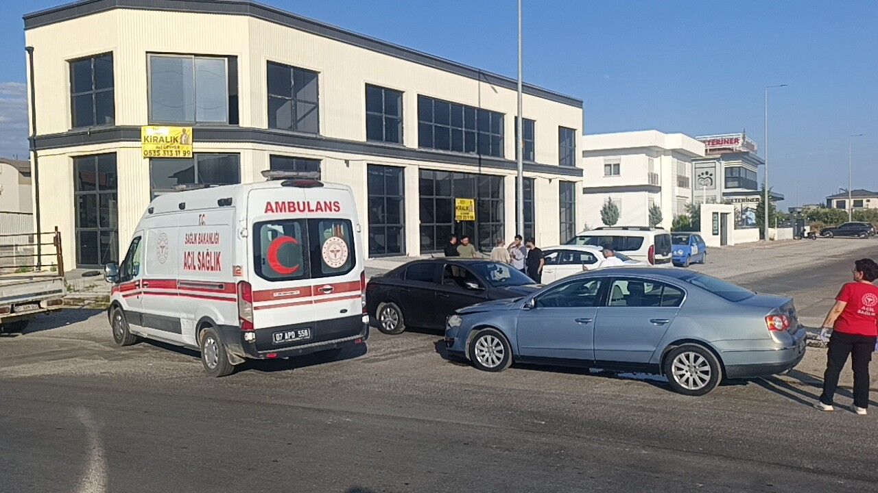 Manavgat Iki Otomobil Kavsakta Carpisti3