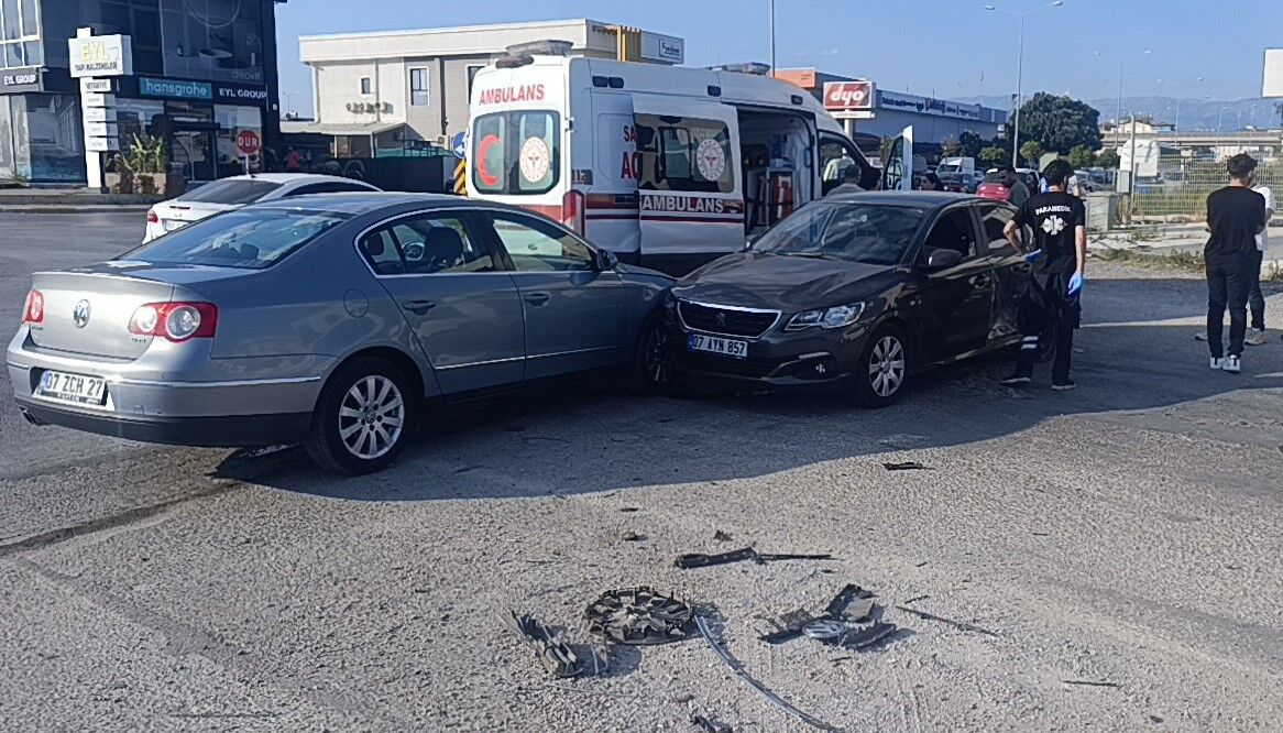 Manavgat Iki Otomobil Kavsakta Carpisti4