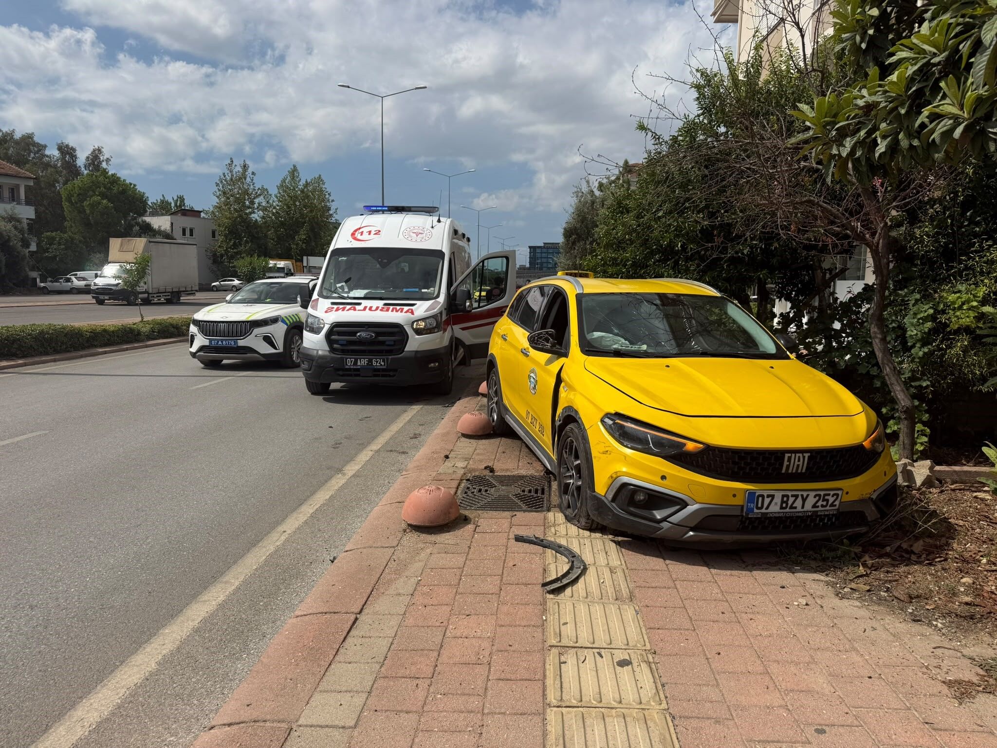 Serik Orta Mahalle Kaza Taksi Ticari Arac Carpisti