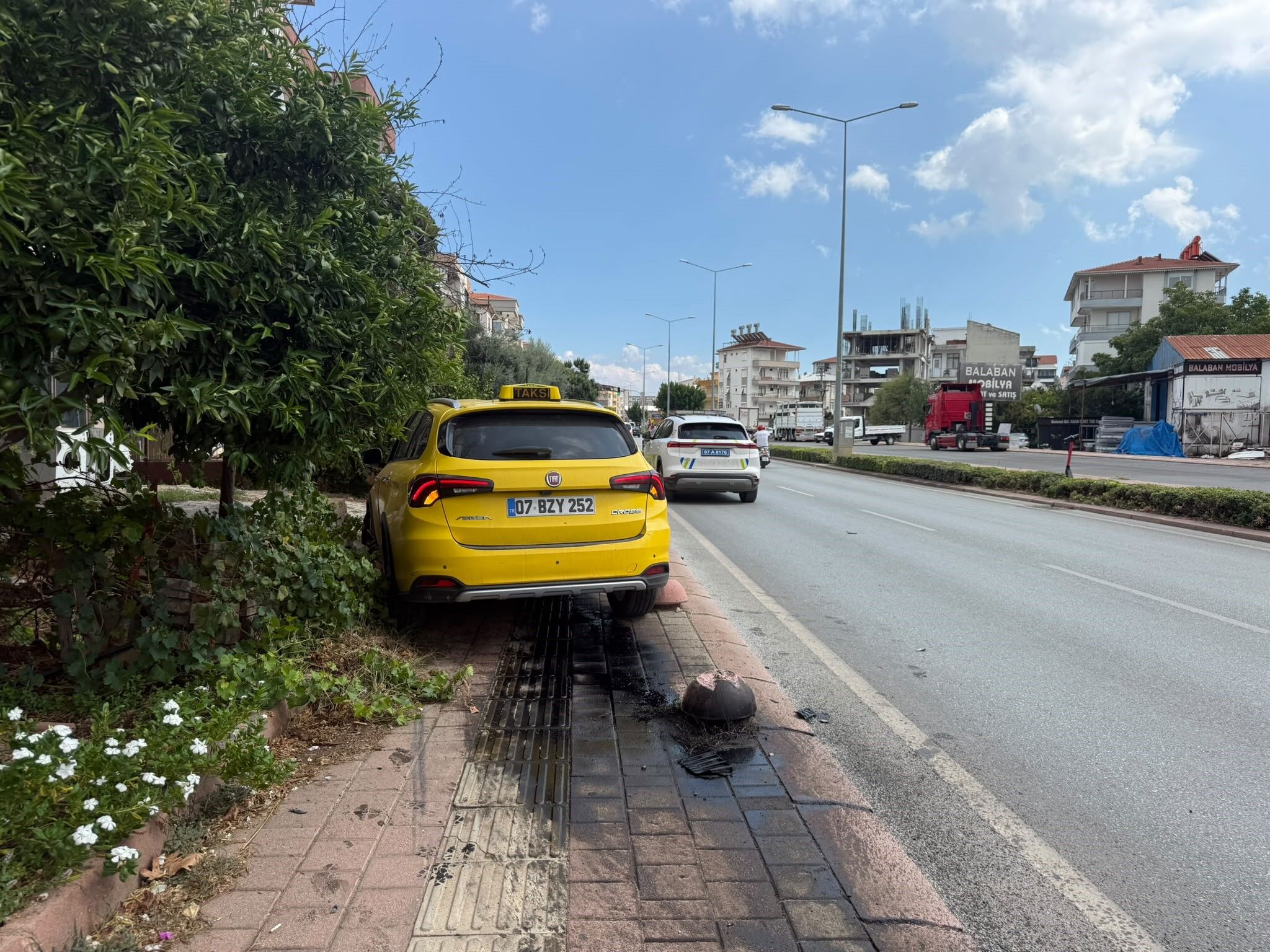 Serik Orta Mahalle Kaza Taksi Ticari Arac Carpisti2