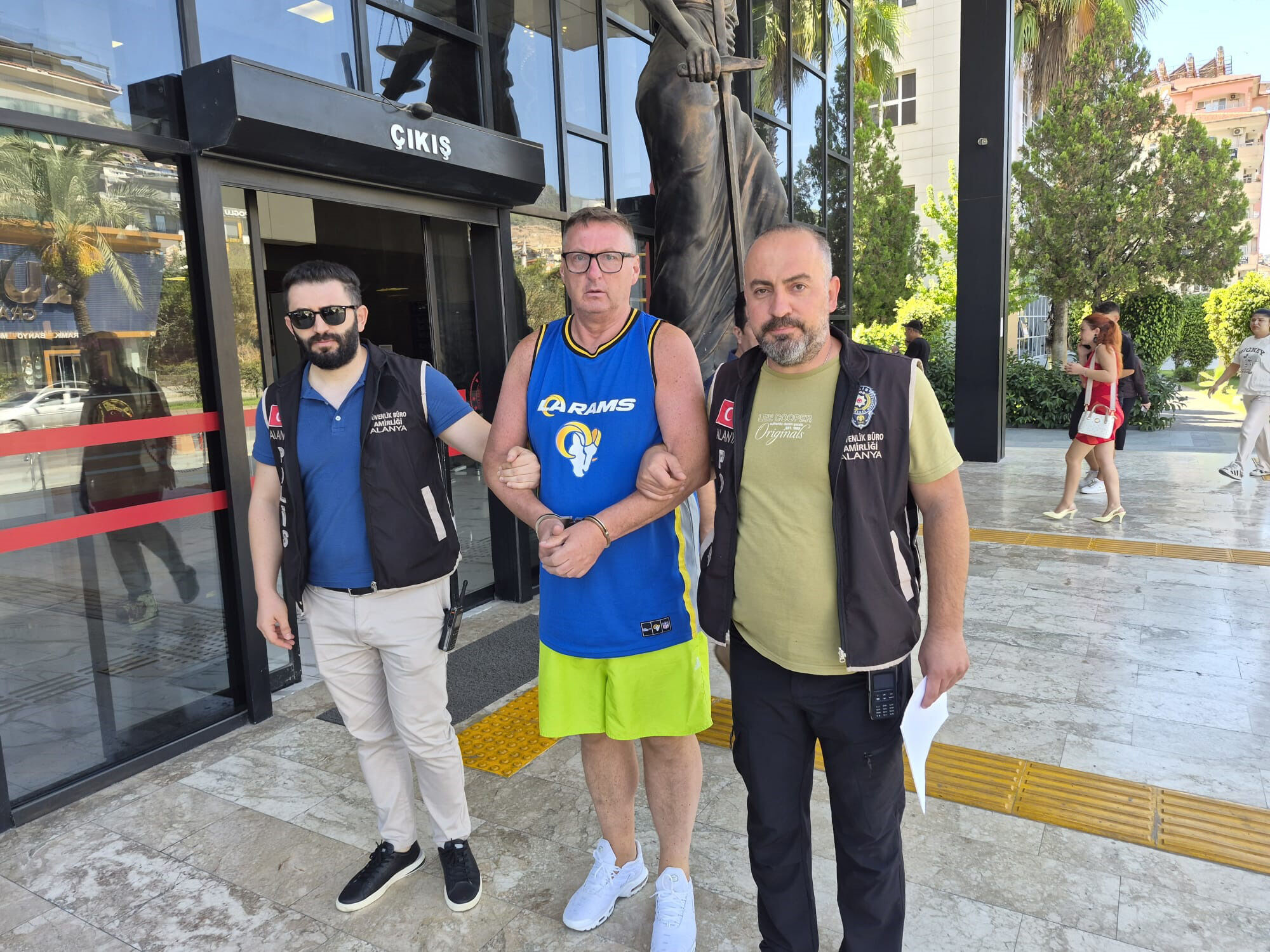 Turk Bayragina Tukuren Ingiliz Turist Tutuklandi
