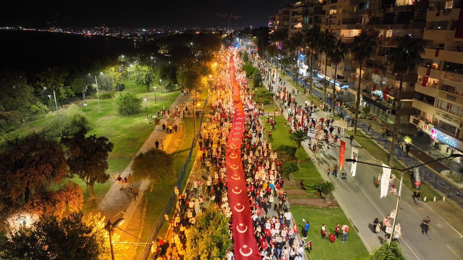 Antalya Cumhuriyet Coskusu Konser Fener Alayi