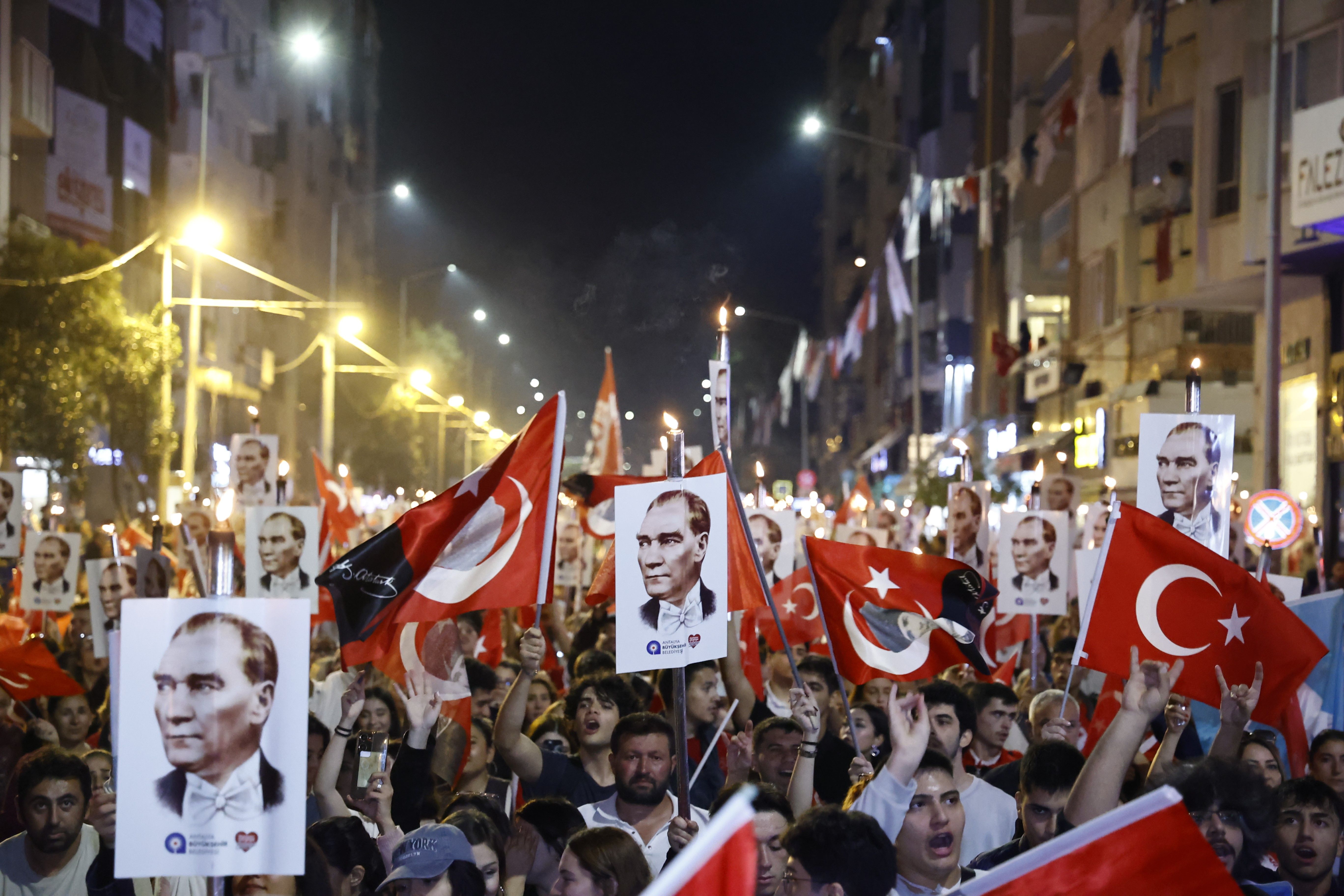 Antalya Cumhuriyet Coskusu Konser Fener Alayi2