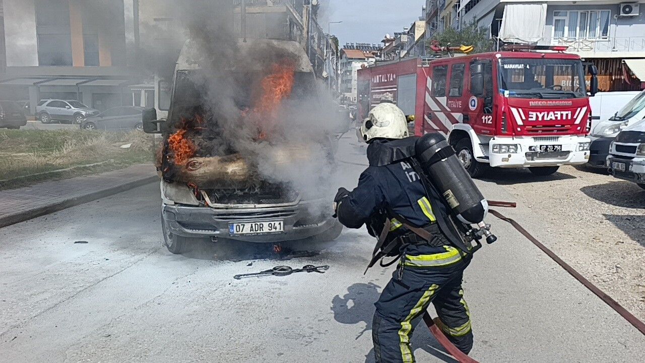 Antalya Manavgat Arac Yangini Turk Bayragi2