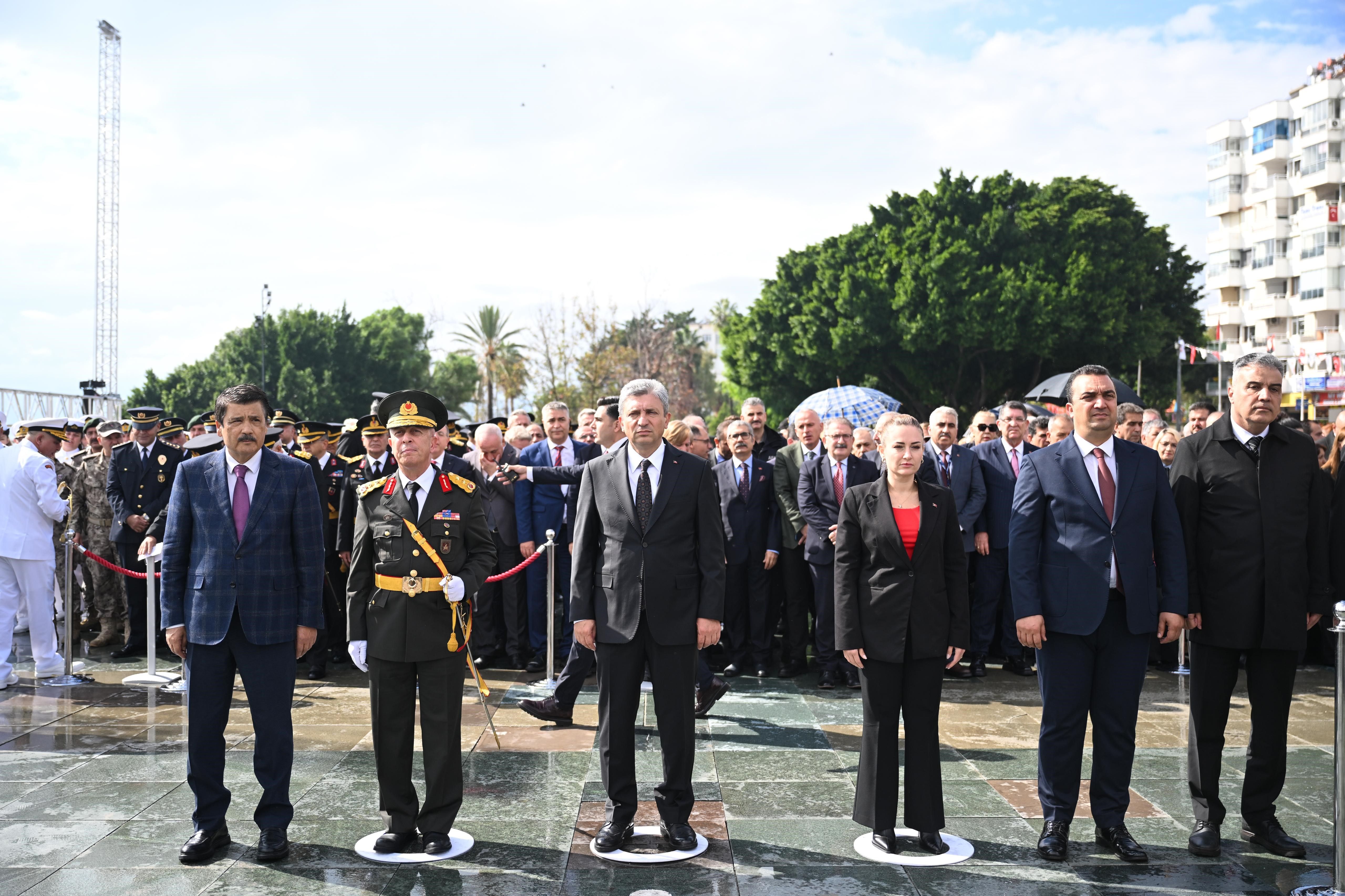 Cumhuriyet Bayrami Celenk Toreni Antalya