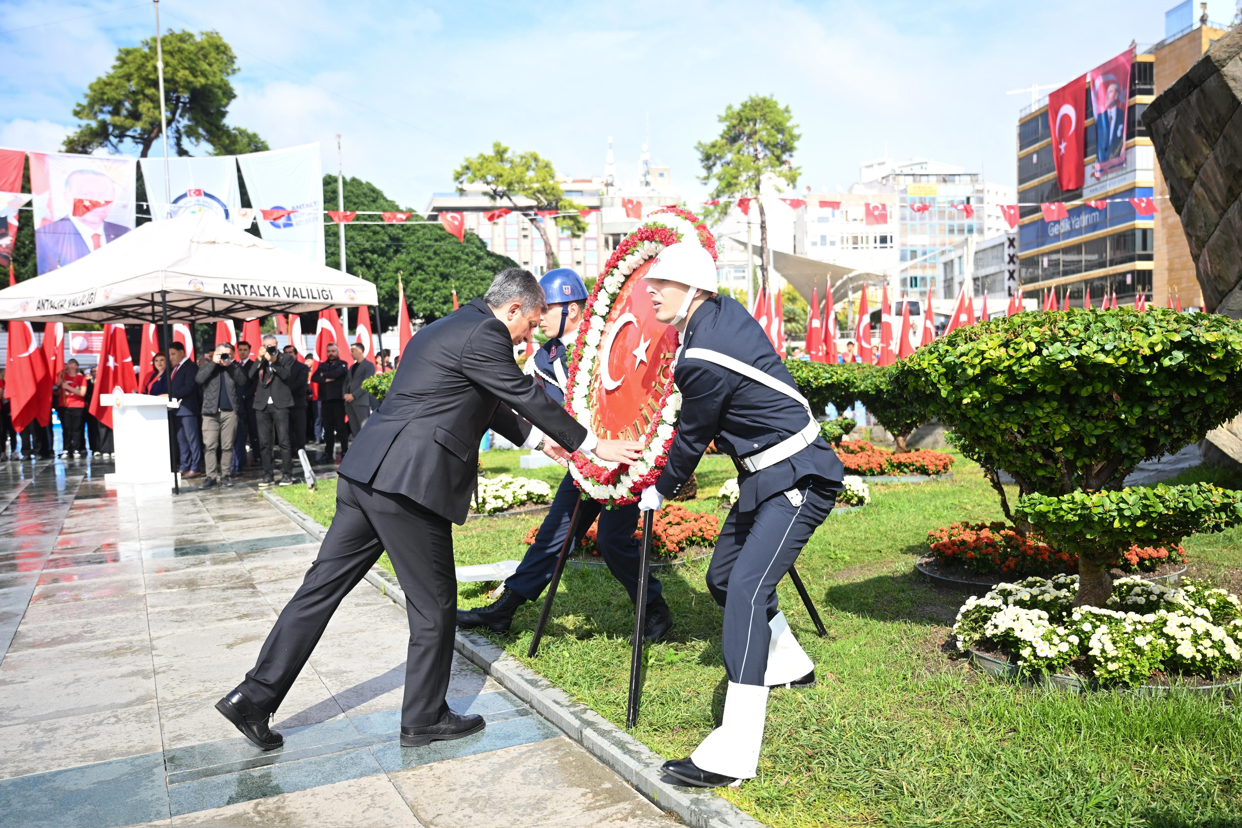 Cumhuriyet Bayrami Celenk Toreni Antalya2